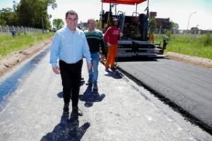 El Intendente verificó la obra de asfaltodel acceso al Frigorífico